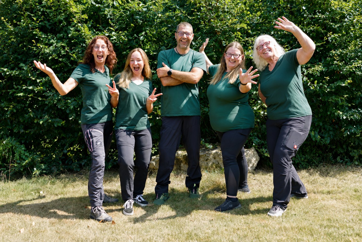 Das Team der Hundeschule Bayerischer Wald gemeinsam im Grünen
